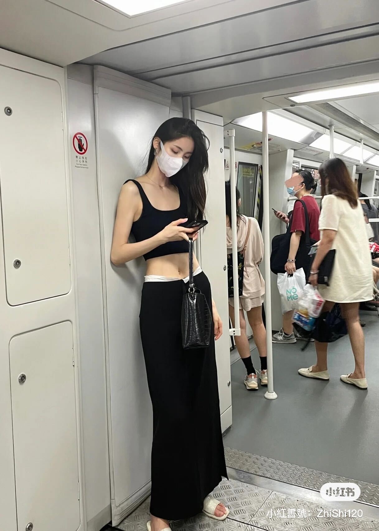 夢中情人!地鐵上偶遇「高挑長腿女孩」纖細體態超優雅 搭電扶梯「露出白皙美背」路人轉頭看呆❤️