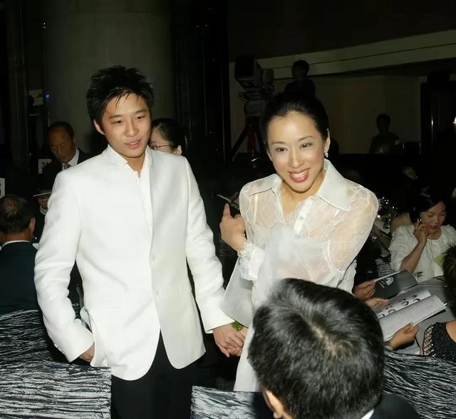 兩婚皆嫁豪門！「最美港姐」嫁摯友14年被寵成像公主　「3兒近況大不同」曝為母煩惱