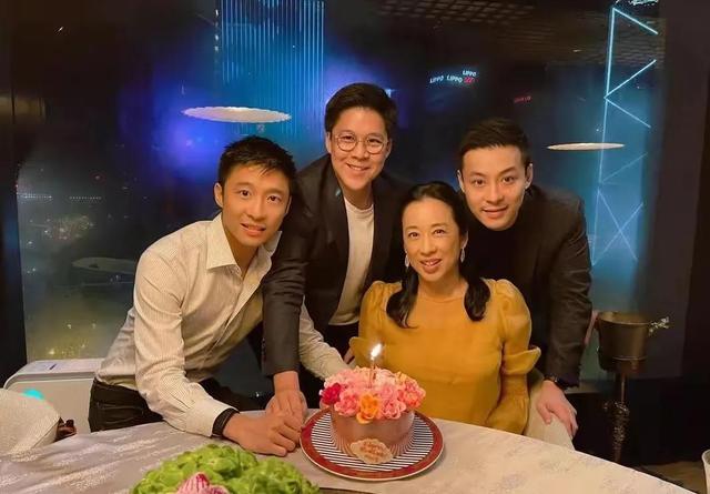 兩婚皆嫁豪門！「最美港姐」嫁摯友14年被寵成像公主　「3兒近況大不同」曝為母煩惱