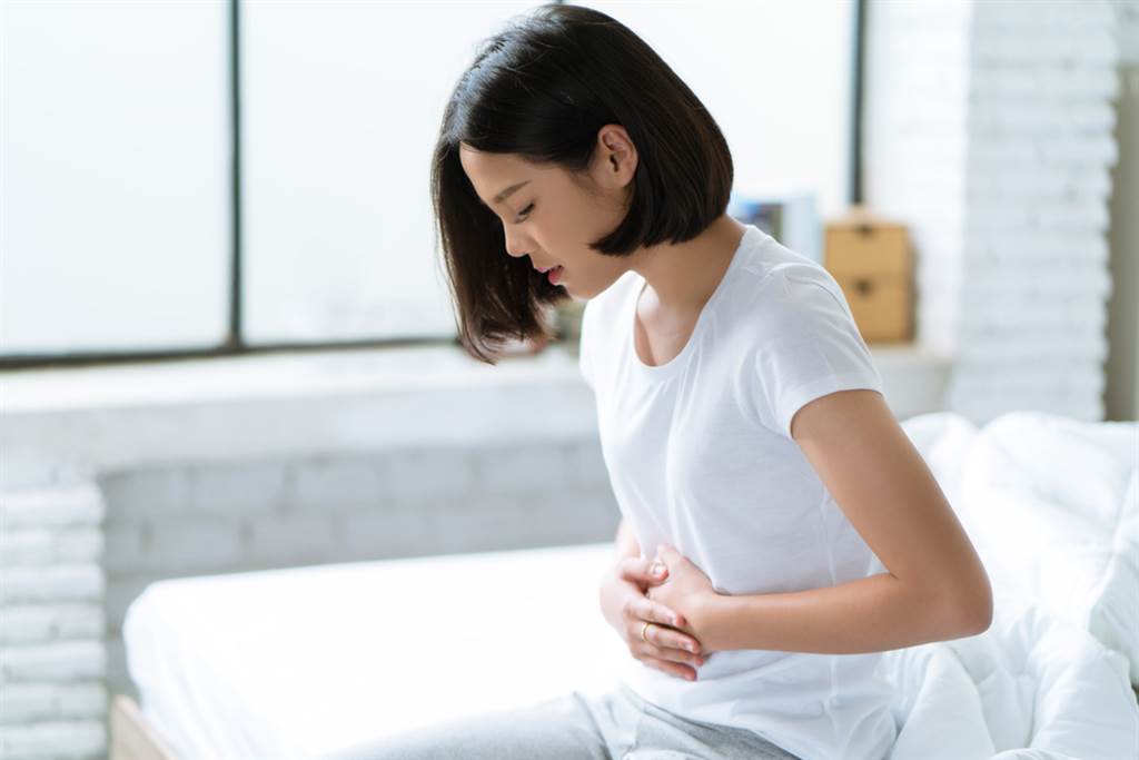 別把肚子痛當胃痛！醫生曝「腹部九宮格圖」一眼看懂　這處疼痛「恐是主動脈出問題」：深淺也有差