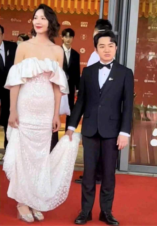 身高差太多被嘲笑！結婚不被看好「妻子無懼流言」甜嫁，他用真心回報「連遺囑都立好