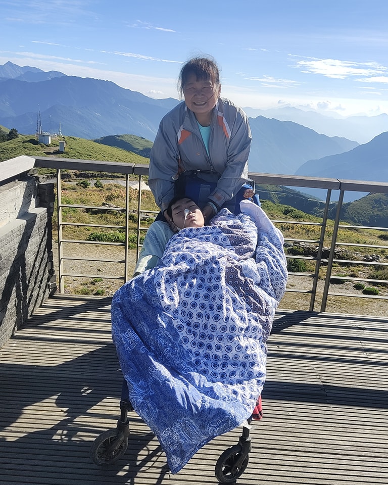 不知能推多久！單親媽帶腦麻兒「攻頂合歡山」留下最美燦笑　母子「合力完成162場路跑」母愛好偉大