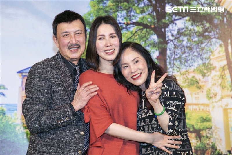 余苑綺走後1個月！李亞萍「塔位前悼念愛女」背影落寞　余祥銓吐近況「淚喊沒讓姐失望」