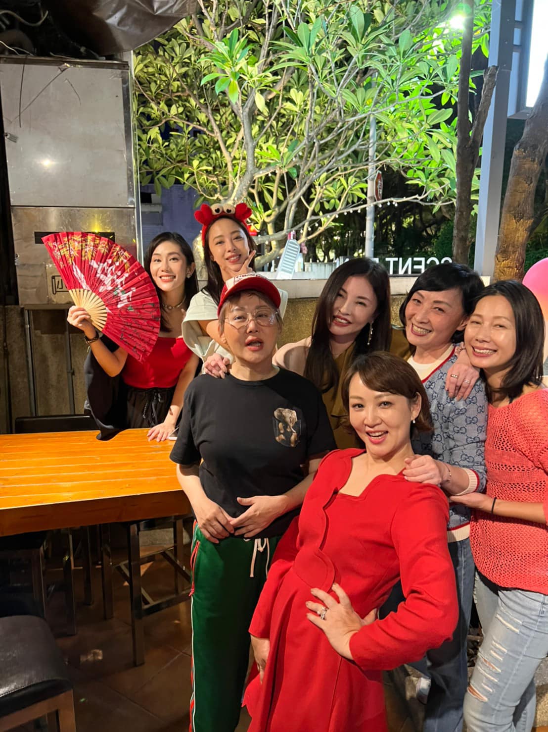 單身快樂！何如芸揪閨蜜參加「單身派對」展開新身分　成功斷16年婚「79字洩真心話」