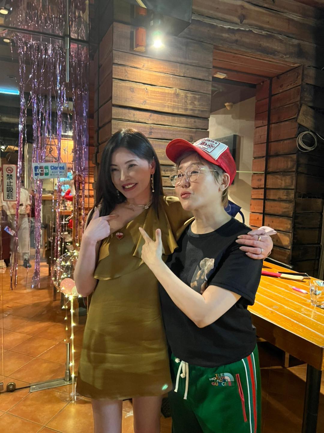 單身快樂！何如芸揪閨蜜參加「單身派對」展開新身分　成功斷16年婚「79字洩真心話」