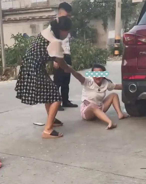 心意已決！女兒想遠嫁「男方跨1400公里談婚事」遭反對　母女大街拉扯「她哭爬男友車」網嘆：父母考量有理由