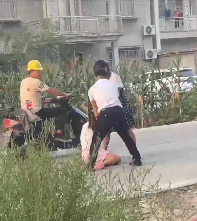 心意已決！女兒想遠嫁「男方跨1400公里談婚事」遭反對　母女大街拉扯「她哭爬男友車」網嘆：父母考量有理由