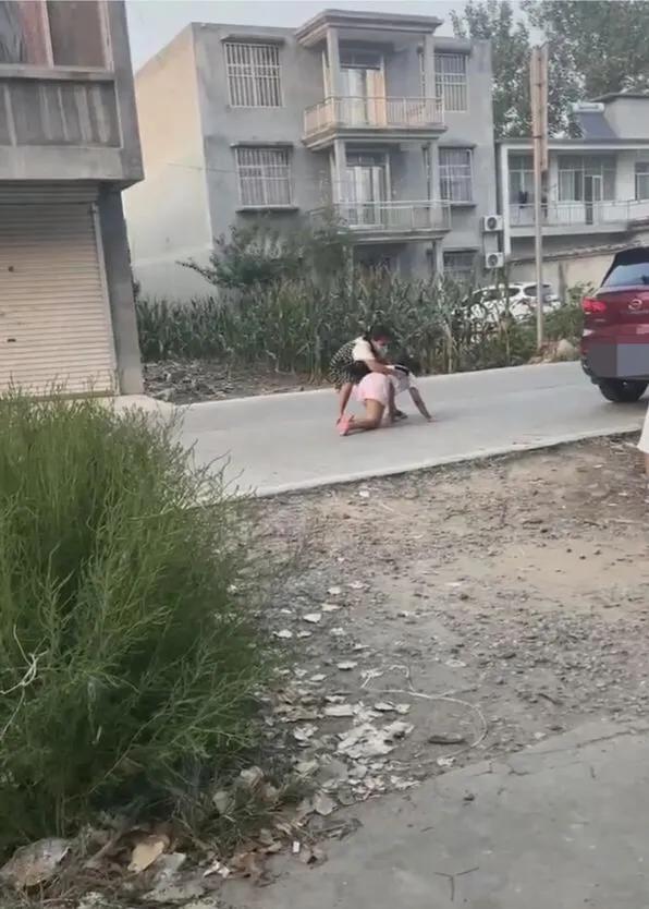 心意已決！女兒想遠嫁「男方跨1400公里談婚事」遭反對　母女大街拉扯「她哭爬男友車」網嘆：父母考量有理由