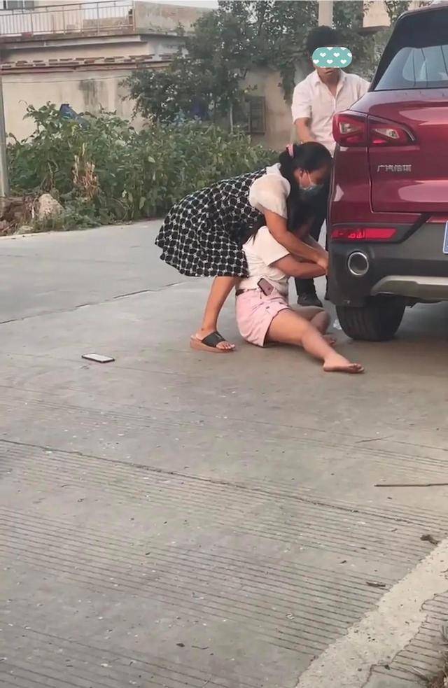 心意已決！女兒想遠嫁「男方跨1400公里談婚事」遭反對　母女大街拉扯「她哭爬男友車」網嘆：父母考量有理由