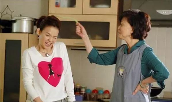 不上交工資！妻子拿丈夫手機「給生病婆婆轉帳3千」　婆婆秒回「妻子撤銷轉帳」果斷離婚