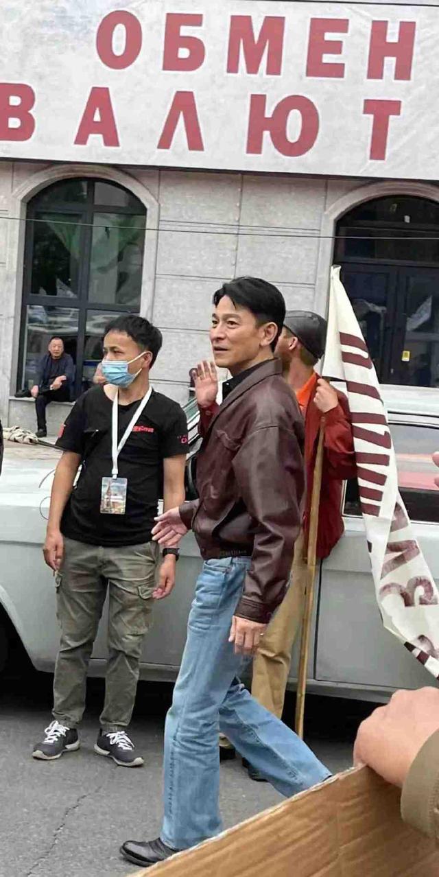 劉德華被偷拍！保鑣第一時間沒有衝上前「作法被讚爆」　「天王離開前舉動」全網敬佩：不愧是天王