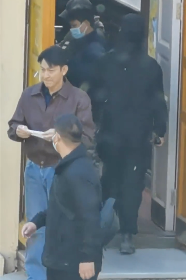 劉德華被偷拍！保鑣第一時間沒有衝上前「作法被讚爆」　「天王離開前舉動」全網敬佩：不愧是天王