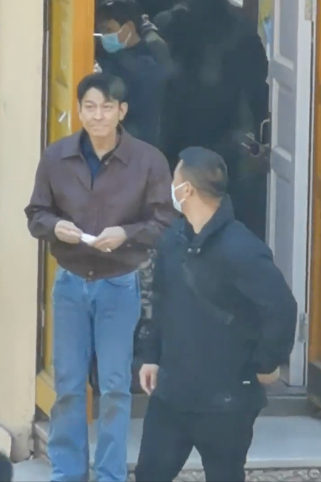 劉德華被偷拍！保鑣第一時間沒有衝上前「作法被讚爆」　「天王離開前舉動」全網敬佩：不愧是天王
