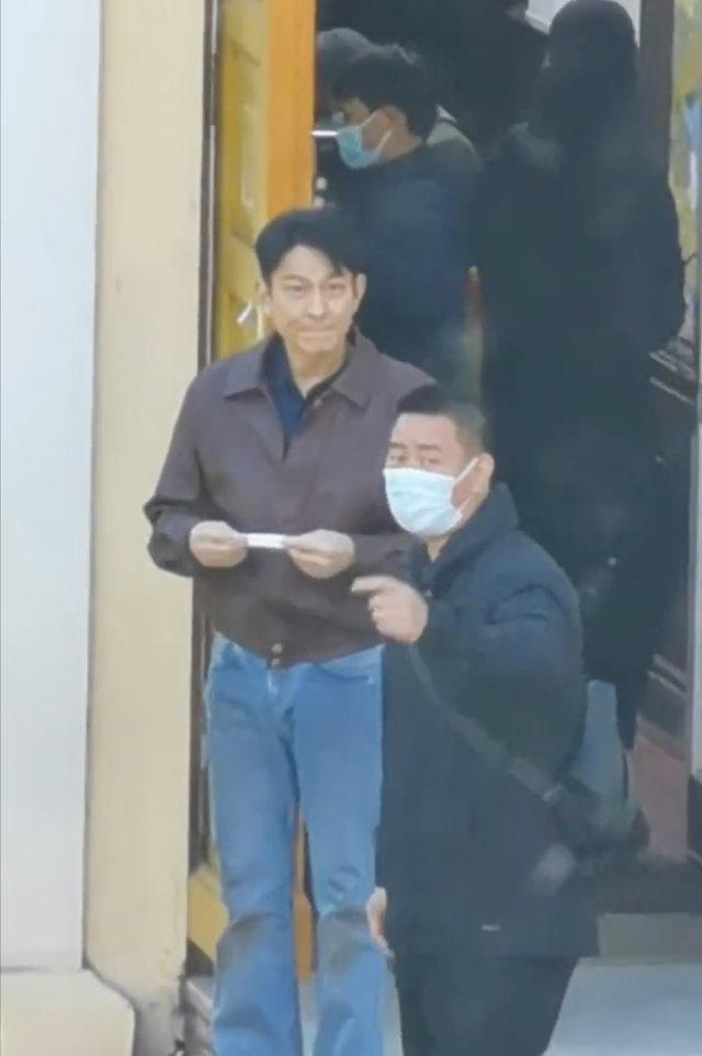 劉德華被偷拍！保鑣第一時間沒有衝上前「作法被讚爆」　「天王離開前舉動」全網敬佩：不愧是天王