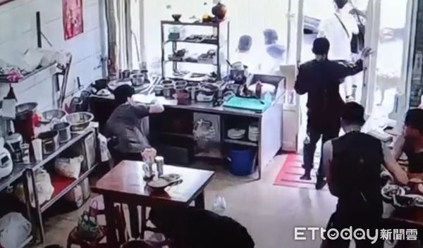 震後送暖！救難隊結束任務「餓昏沒地方吃飯」　受災麵店老闆娘「喊全都過來」煮90碗免錢