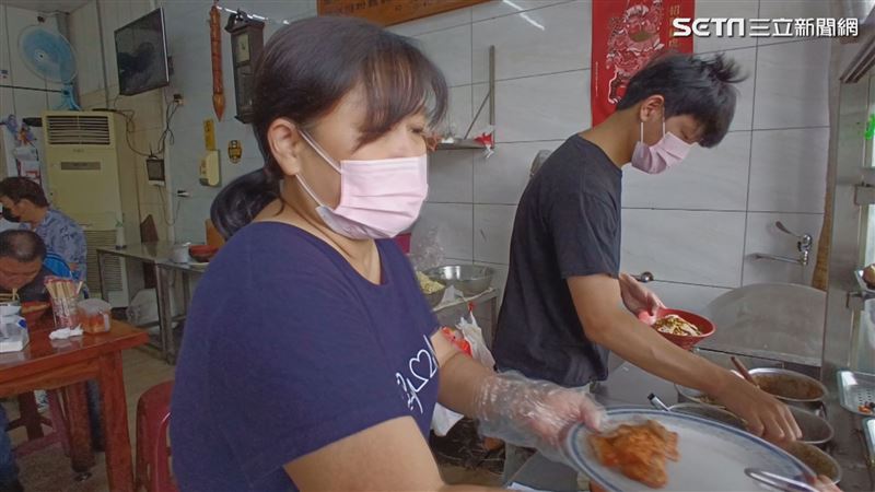 震後送暖！救難隊結束任務「餓昏沒地方吃飯」　受災麵店老闆娘「喊全都過來」煮90碗免錢
