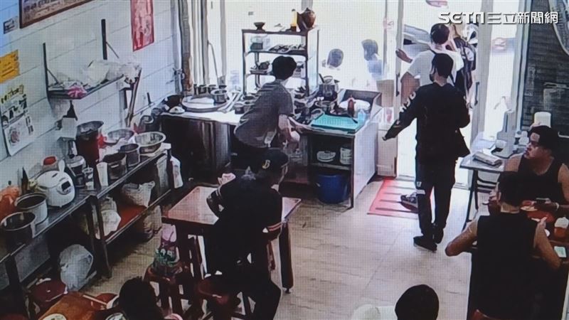 震後送暖！救難隊結束任務「餓昏沒地方吃飯」　受災麵店老闆娘「喊全都過來」煮90碗免錢