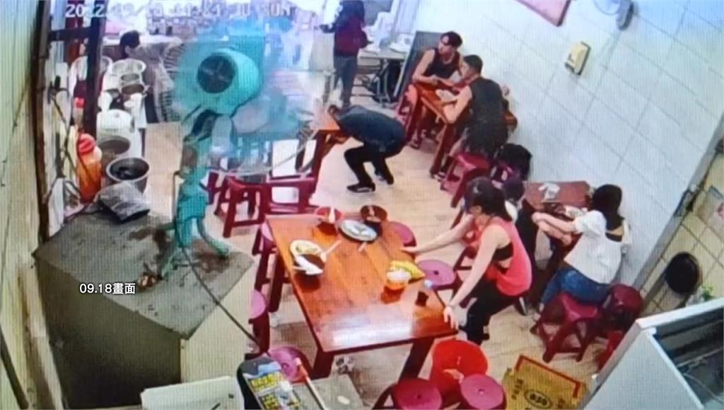 震後送暖！救難隊結束任務「餓昏沒地方吃飯」　受災麵店老闆娘「喊全都過來」煮90碗免錢