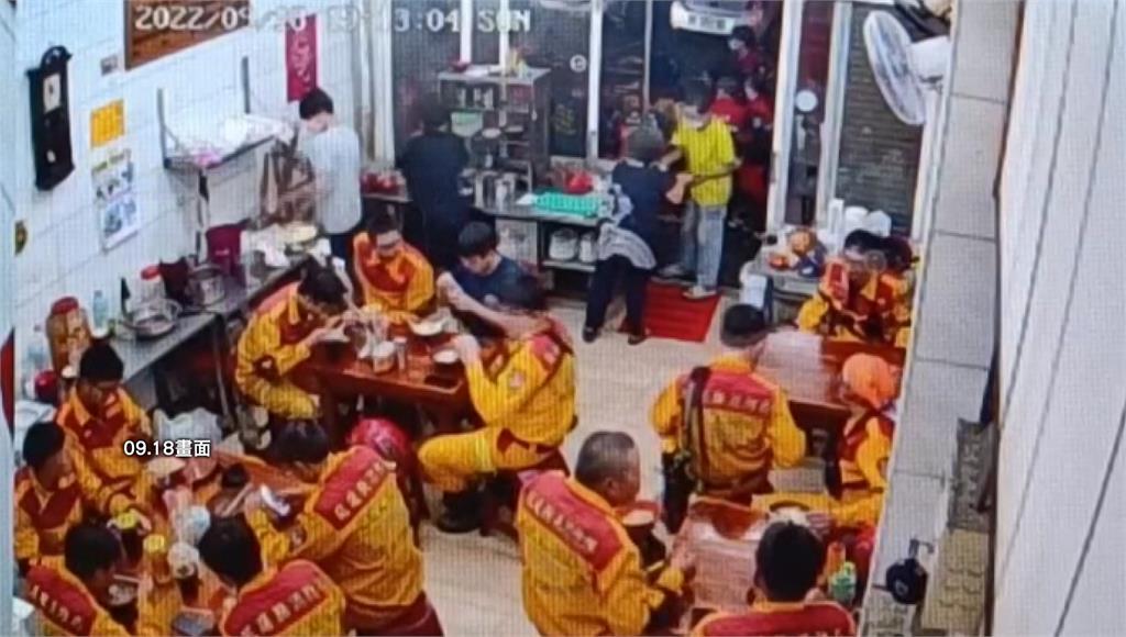 震後送暖！救難隊結束任務「餓昏沒地方吃飯」　受災麵店老闆娘「喊全都過來」煮90碗免錢