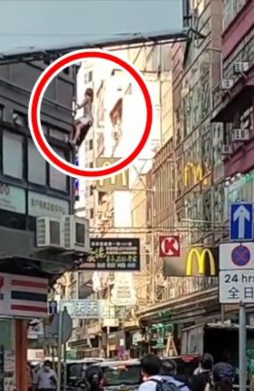 卡遮雨棚逃難！金髮薄紗女「冒險抓路牌降落」男人圍過去救援　警消趕到「才知身分太驚人」：一定很後悔