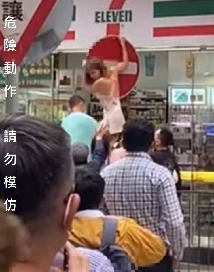 卡遮雨棚逃難！金髮薄紗女「冒險抓路牌降落」男人圍過去救援　警消趕到「才知身分太驚人」：一定很後悔