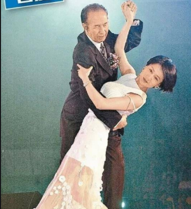 28歲嫁大39歲千億富豪！「8年連生5胎」不坐月子　拒每天10萬零花錢「最終爭到百億家產」
