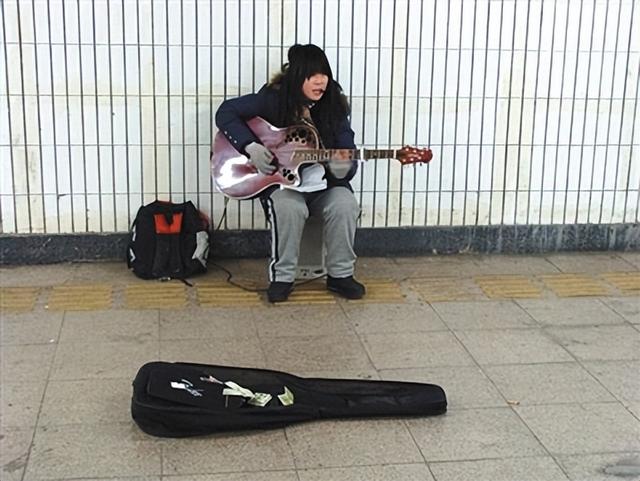 爸斷腿、媽智力不足！20歲女孩「跑到地下街演唱」天籟歌聲爆紅　「一夕成名」14年後現狀全網讚爆