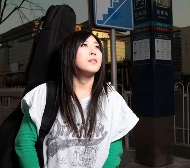 爸斷腿、媽智力不足！20歲女孩「跑到地下街演唱」天籟歌聲爆紅　「一夕成名」14年後現狀全網讚爆