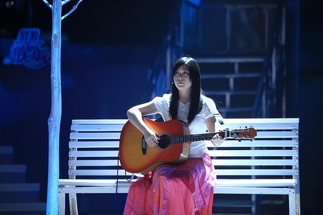 爸斷腿、媽智力不足！20歲女孩「跑到地下街演唱」天籟歌聲爆紅　「一夕成名」14年後現狀全網讚爆