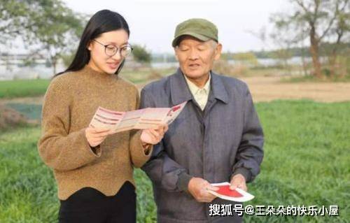 第一次帶男友回家！母親客氣「為男友剝好蝦」　無意中「低頭看到桌底下」讓我決定分手