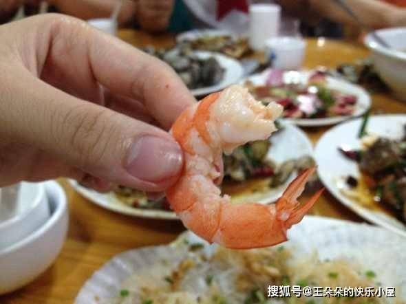 第一次帶男友回家！母親客氣「為男友剝好蝦」　無意中「低頭看到桌底下」讓我決定分手