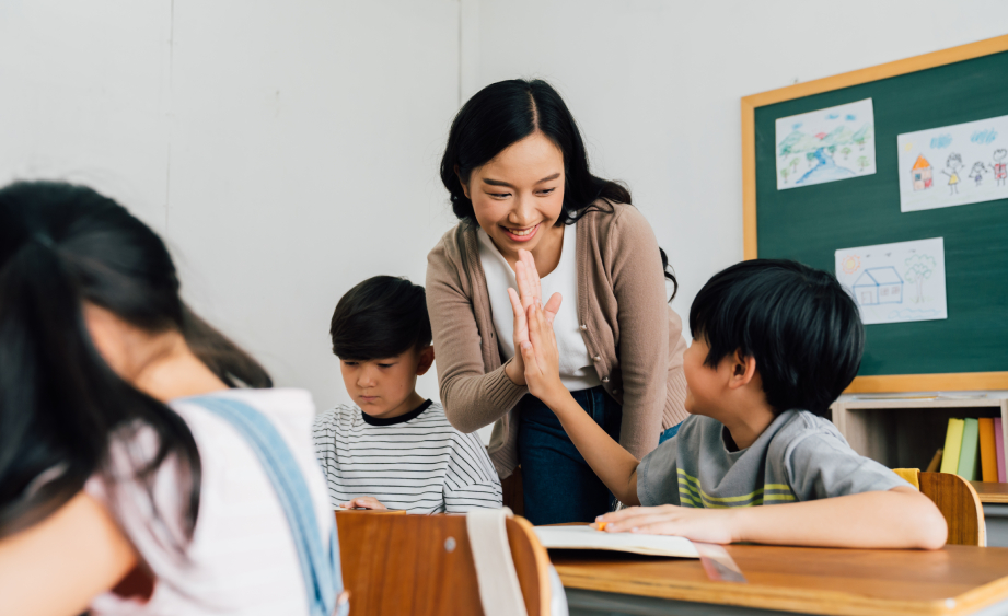 誰能看得懂！聯絡簿上「老師捲毛字體」爸爸霧煞煞　神人曝正解「還以為在畫符咒」無奈：在宮廟工作？