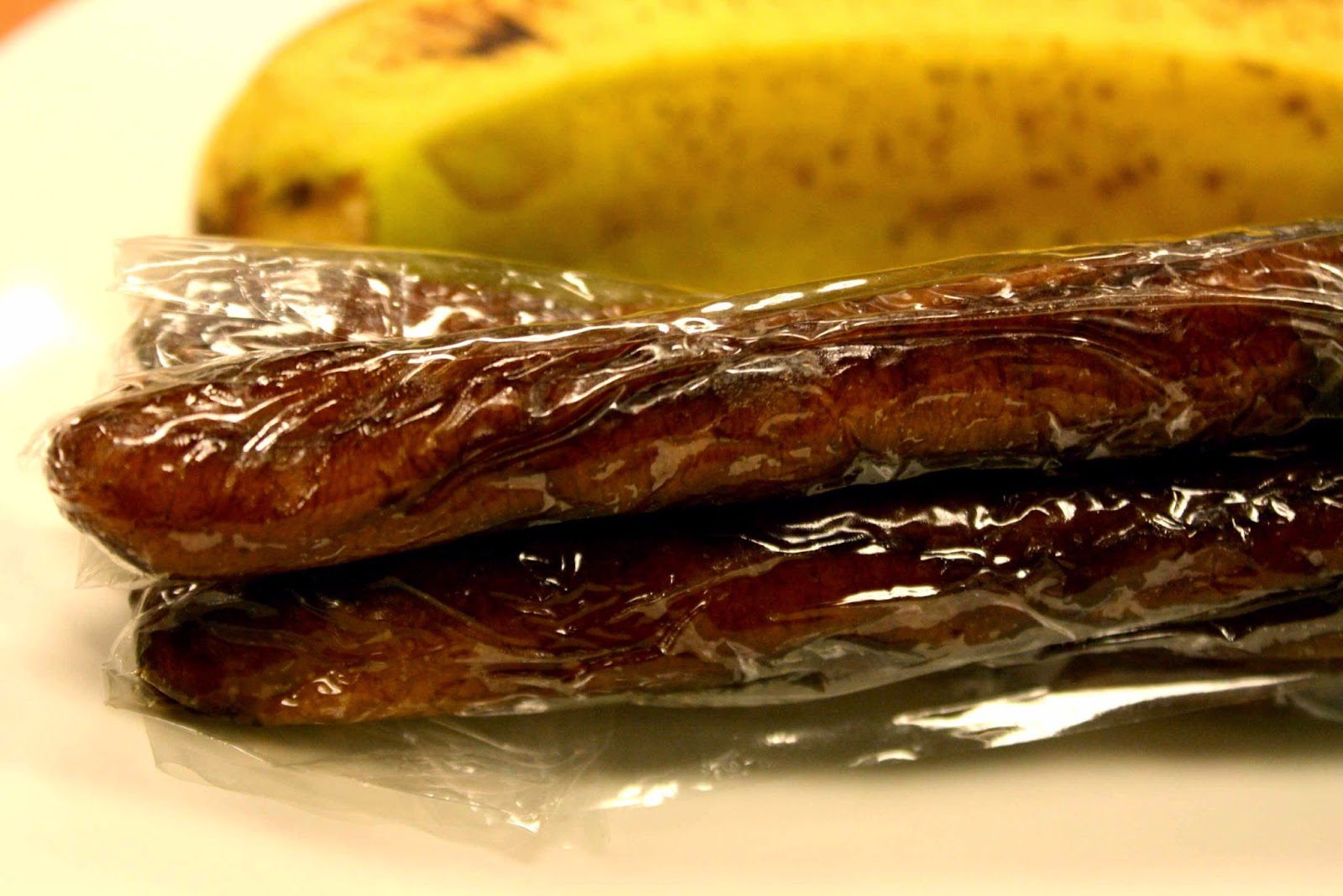 罕見古早味零嘴現蹤跡！網友曬「深棕色條狀物」勾老饕苦問：哪裡買　「昔熱銷回憶曝光」台北俗驚呼沒吃過