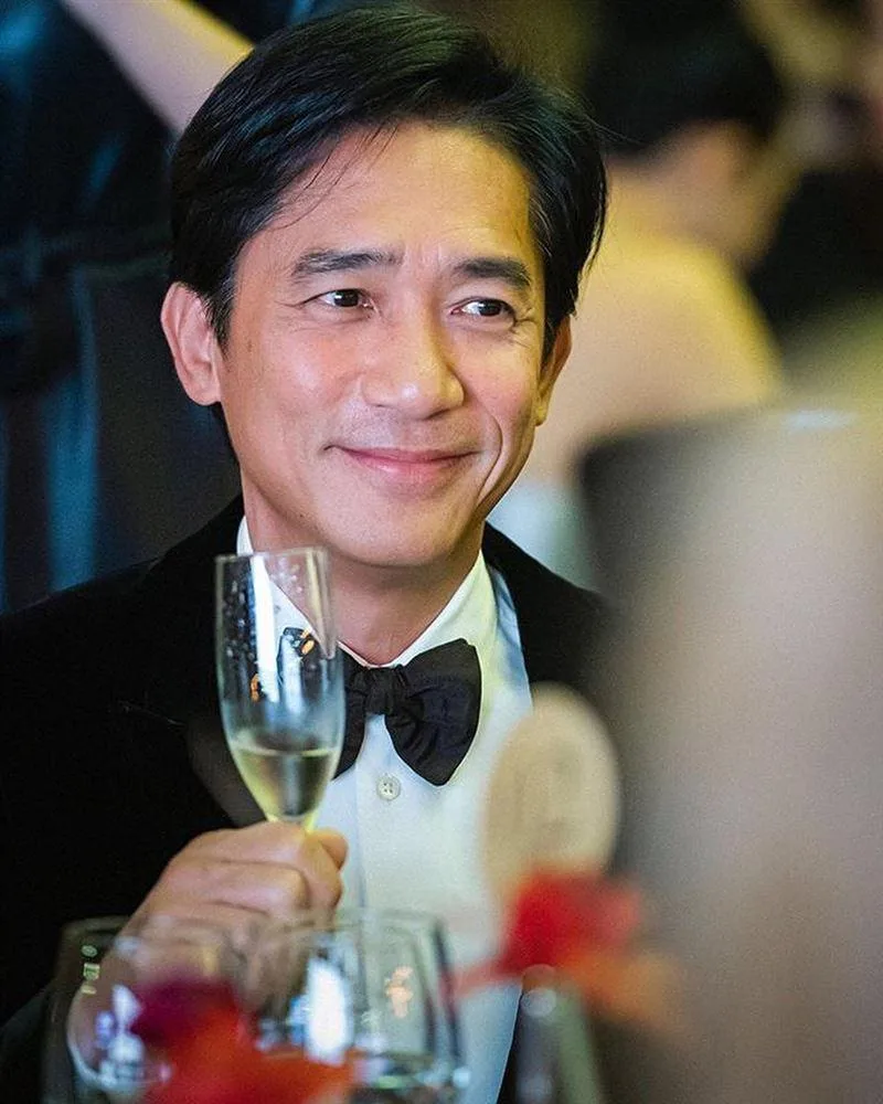 與梁朝偉相識30年！摯友曬「兩人搭肩燦笑」老照片　「當年成名曲」爆紅秘辛：他功不可沒