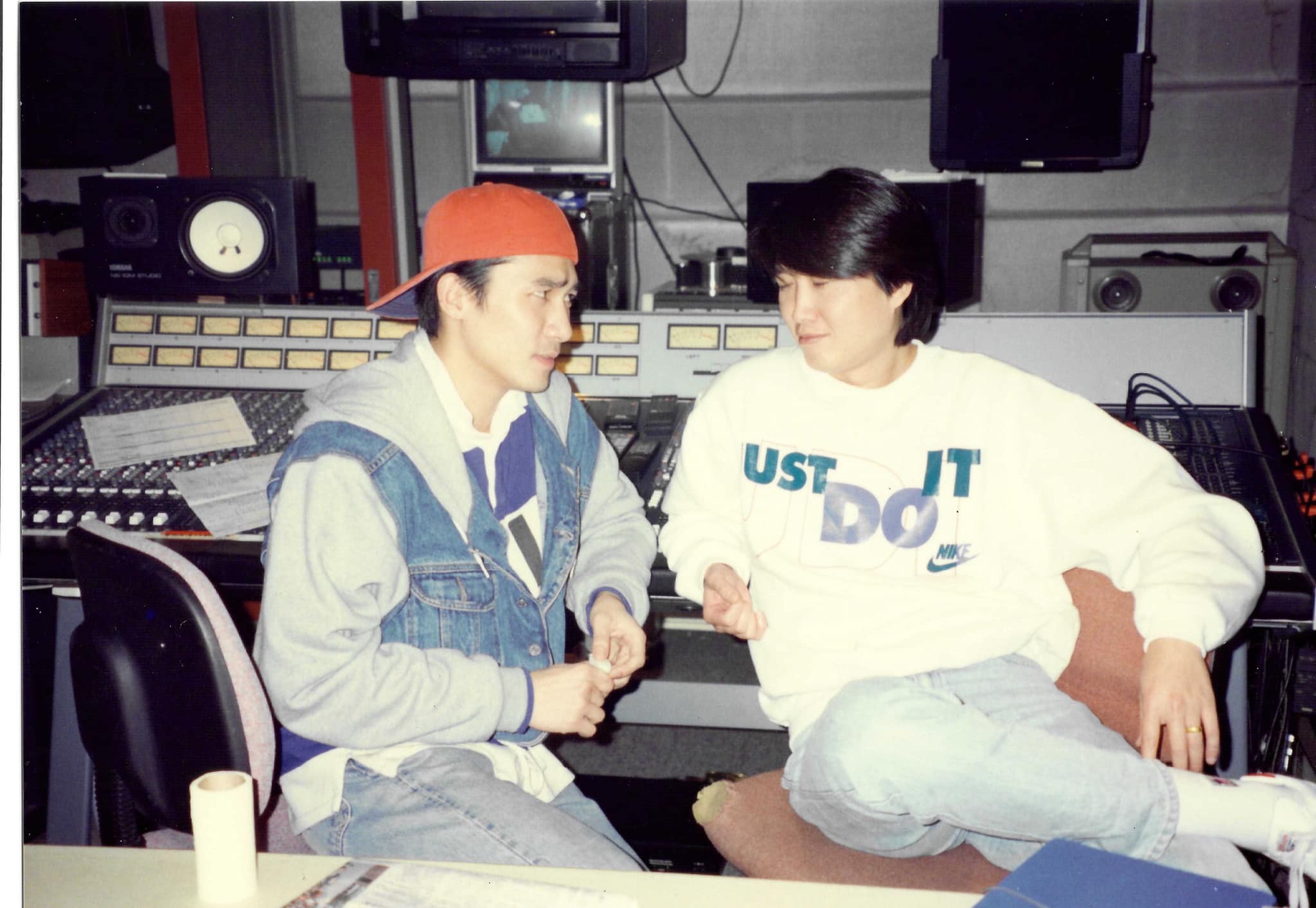 與梁朝偉相識30年！摯友曬「兩人搭肩燦笑」老照片　「當年成名曲」爆紅秘辛：他功不可沒
