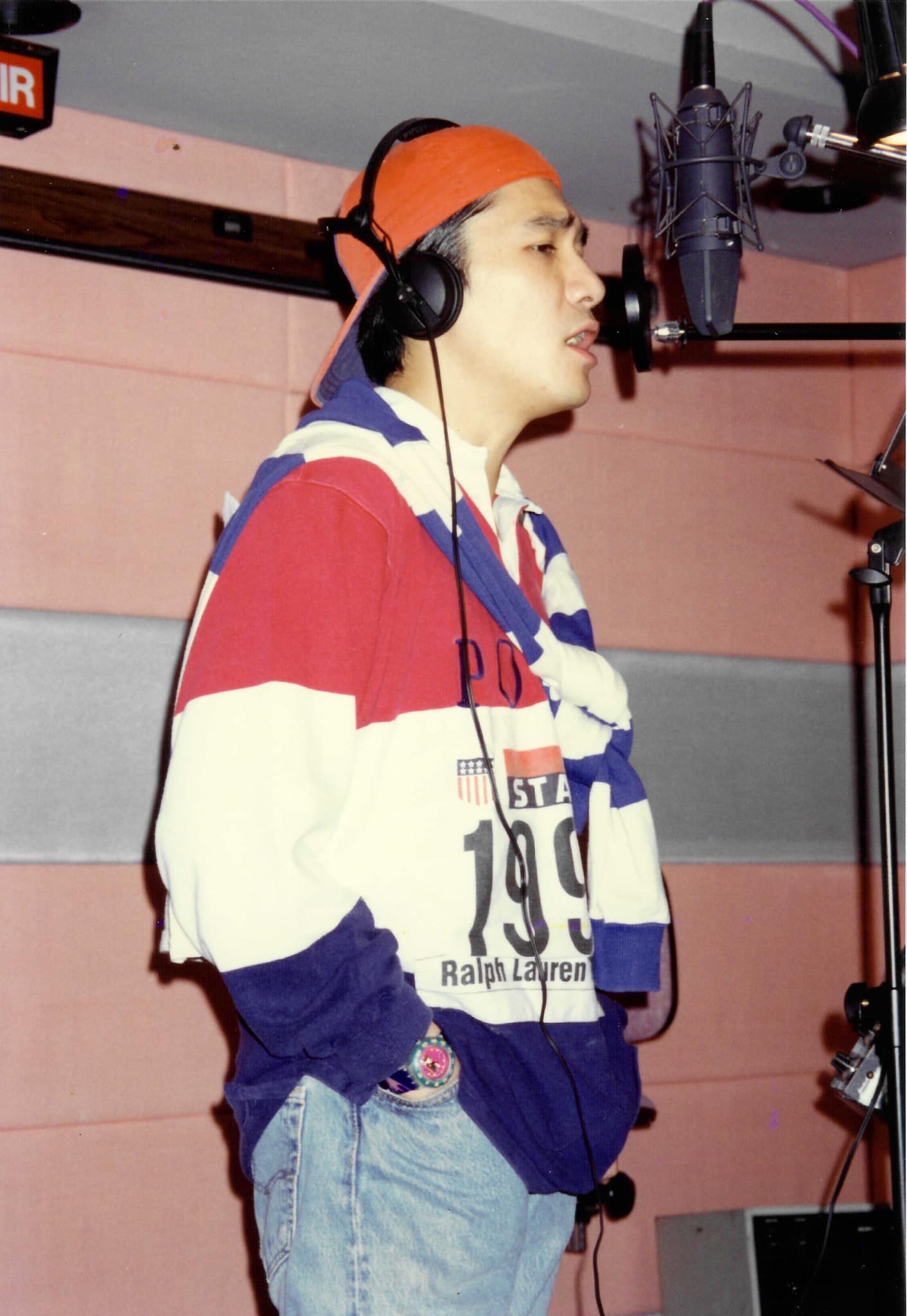與梁朝偉相識30年！摯友曬「兩人搭肩燦笑」老照片　「當年成名曲」爆紅秘辛：他功不可沒