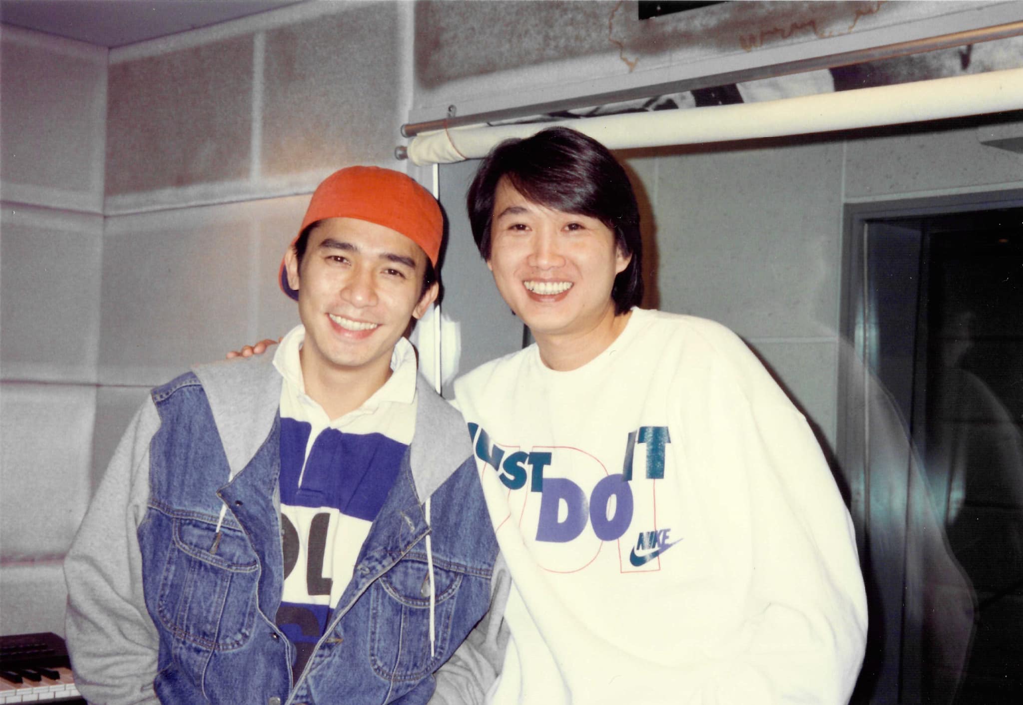 與梁朝偉相識30年！摯友曬「兩人搭肩燦笑」老照片　「當年成名曲」爆紅秘辛：他功不可沒