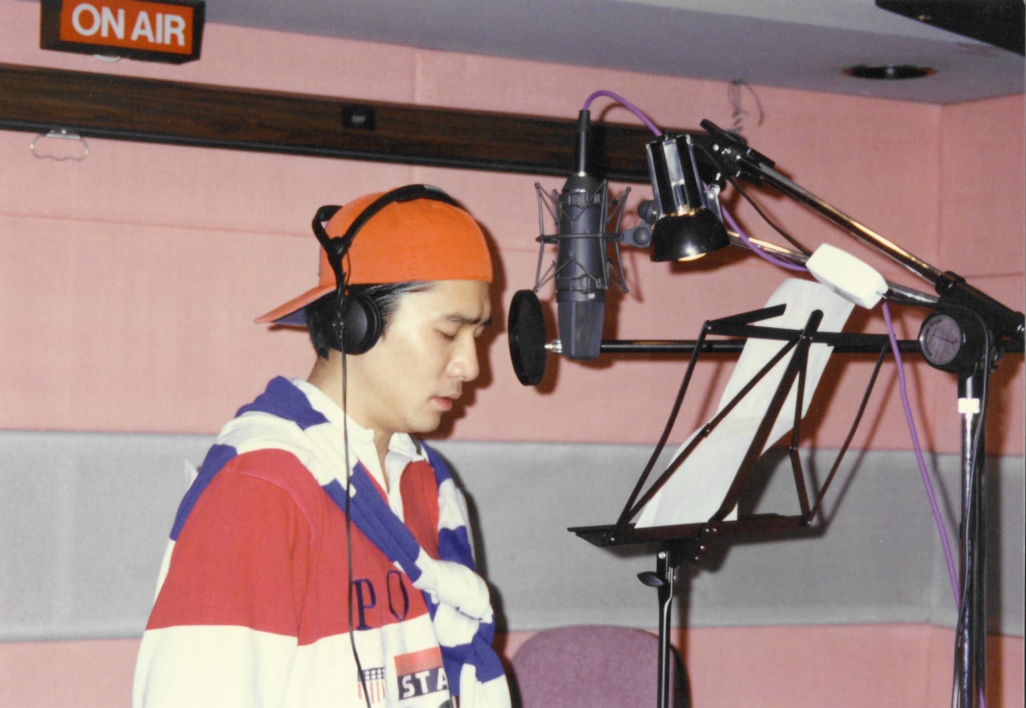 與梁朝偉相識30年！摯友曬「兩人搭肩燦笑」老照片　「當年成名曲」爆紅秘辛：他功不可沒
