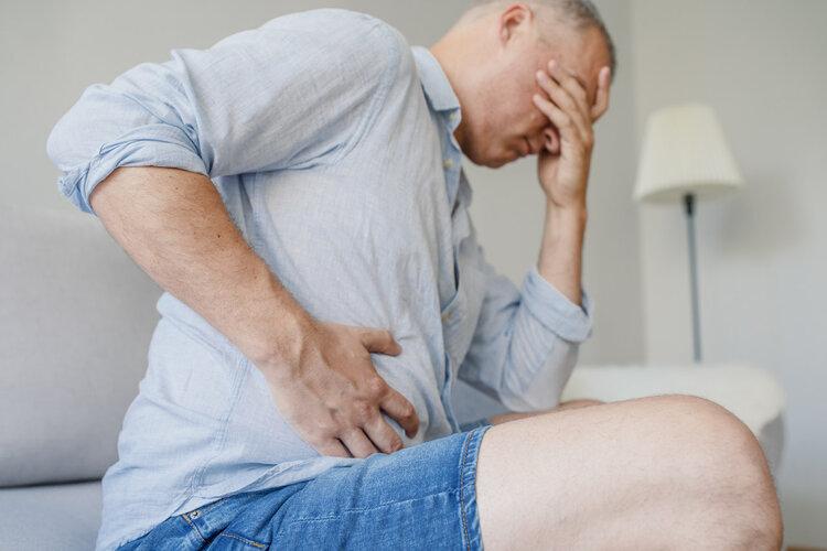 63歲男胃痛！堅持每天「生吃大蒜」滅菌抗腫瘤　3個月後去檢查醫生說：來得太晚了