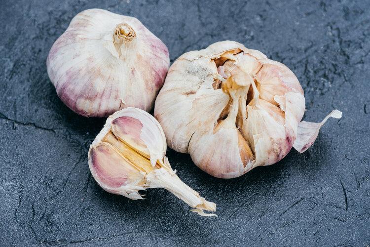 63歲男胃痛！堅持每天「生吃大蒜」滅菌抗腫瘤　3個月後去檢查醫生說：來得太晚了