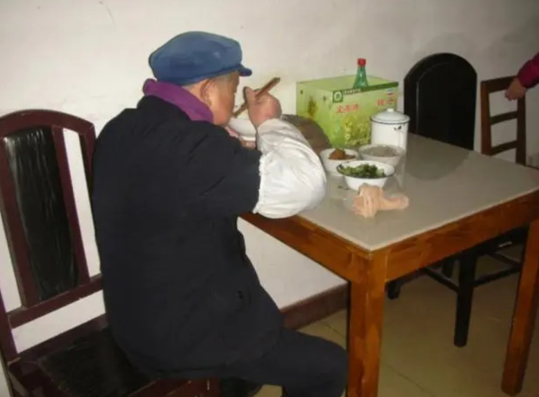 78歲老人「回顧退休生活」坦言：請過2次看護去過養老院　才明白「晚年最好的歸宿」在哪裡