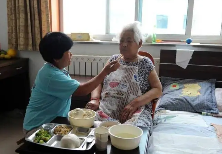 78歲老人「回顧退休生活」坦言：請過2次看護去過養老院　才明白「晚年最好的歸宿」在哪裡