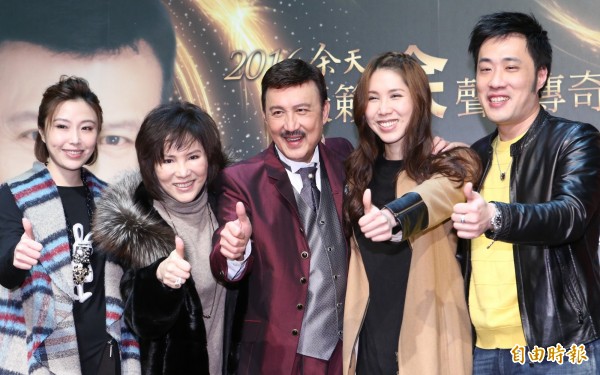 坦言很難放下！痛失余苑綺1個月「余祥銓洩爸爸近況」　「父子互動曝光」網欣慰：余天終於笑了
