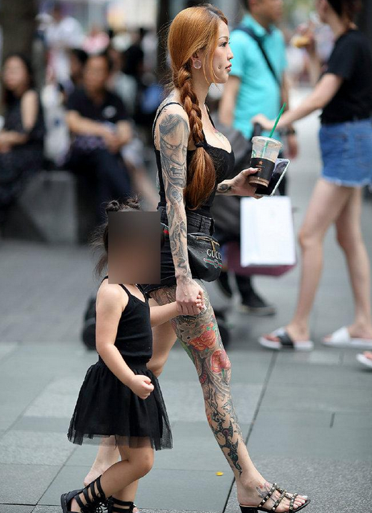 教壞小孩？刺青辣媽「牽女兒逛街」引側目　驚人身份曝光「高EQ回擊酸民」網讚：妳很棒！