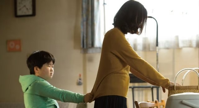 父母離異！孩子寫下「心碎作文」：媽媽成了別人的媽媽　3年後看透「承諾全跳票」句句戳心