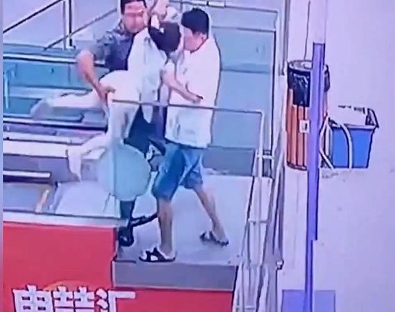 女童垂掛手扶梯!驚悚影片曝光「男路人衝上前搶救」 一個動作「被網友罵太噁心」他心寒:不敢再救