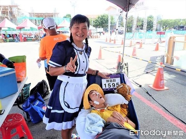 不知能推多久！單親媽帶腦麻兒「攻頂合歡山」留下最美燦笑　母子「合力完成162場路跑」母愛好偉大