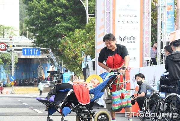 不知能推多久！單親媽帶腦麻兒「攻頂合歡山」留下最美燦笑　母子「合力完成162場路跑」母愛好偉大