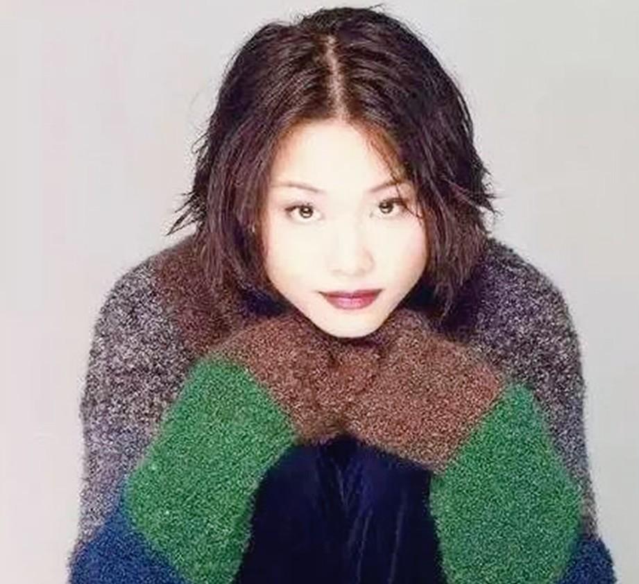 51歲天后變瘋女「被送進精神病院」！為愛癡狂淪落街頭　被家人奪走財產：將一手好牌打爛