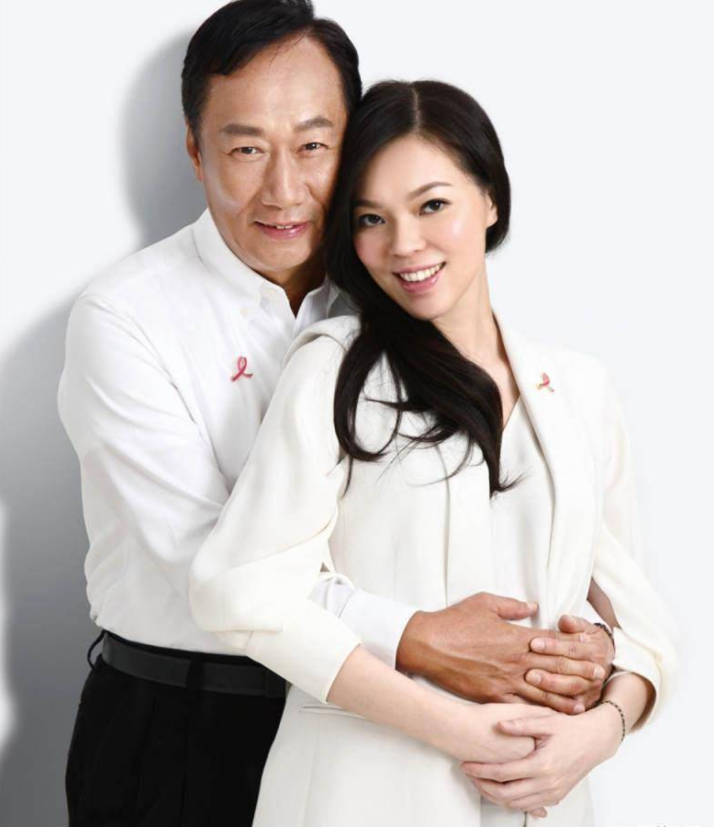 「打敗林志玲劉嘉玲」嫁百億豪門！為年近70的「首富老公」生三胎   婆婆繼子接納她：這個女人不簡單